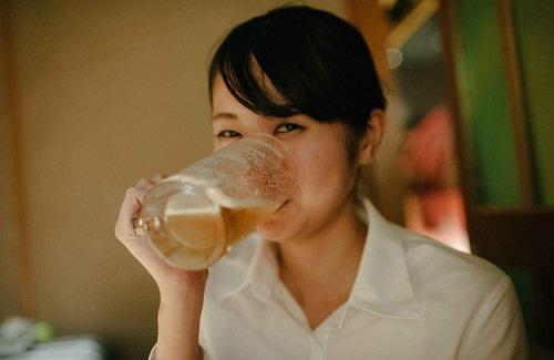 Tại sao người châu Á hay bị đỏ mặt sau khi uống rượu?