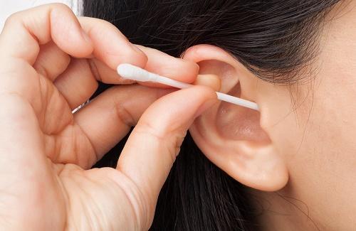 Tại sao không nên dùng tăm bông ngoáy tai?