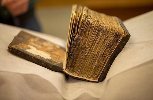 Hé lộ bí mật ẩn giấu trong cuốn sách 1.400 tuổi khi đem chụp X-quang