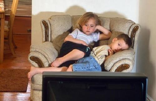 Trẻ xem TiVi nhiều xuất hiện thói quen có hại