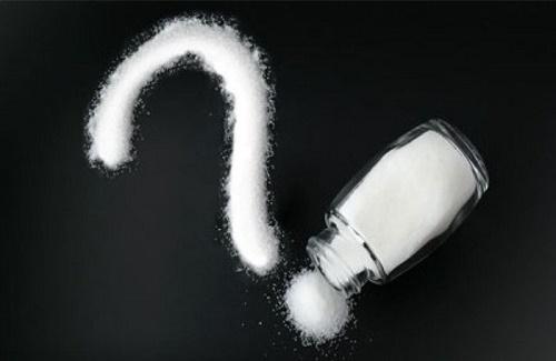 Tại sao muối lại có thể làm tan nước đá một cách nhanh chóng?
