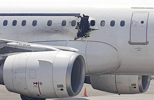 Vì sao hành khách bị hút ra ngoài trong vụ tai nạn máy bay chở 149 người?