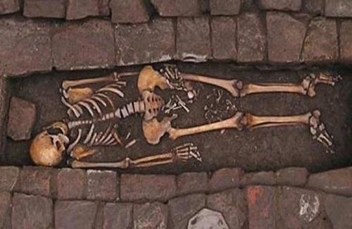 T.ử t.h.i thai phụ "sinh con" trong ngôi mộ 1300 năm tuổi