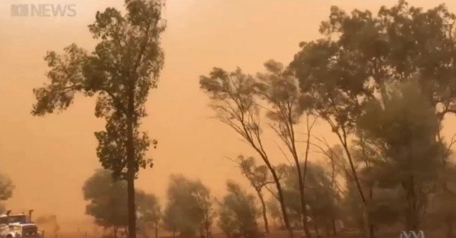 Video: Bão bụi nhuộm cam thị trấn Australia