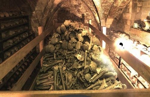 Bí ẩn hầm mộ nhà thờ 2.500 bộ hài cốt