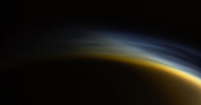 Ngắm "hoàng hôn sương mù" trên mặt trăng của sao Thổ