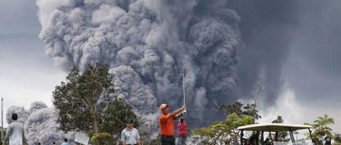 Cận cảnh núi lửa Kilanuea phun trào tạo nên cột khói bụi cao hàng nghìn mét trên bầu trời Hawaii