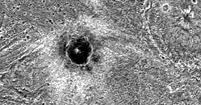 Tìm thấy cấu trúc kỳ dị trên Mặt trăng của sao Mộc