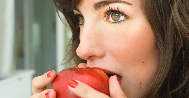 Ăn quả táo cũng bị ngứa miệng, có thể bạn đã mắc hội chứng lạ này