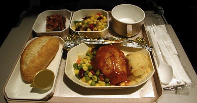 Đọc tâm sự của bếp trưởng trên máy bay để biết đâu là món ăn bạn không nên gọi