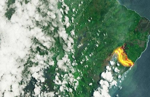Núi lửa phun trào ở Hawaii, dung nham có thể được nhìn thấy từ ngoài vũ trụ