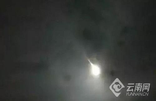 Video: Vật thể lạ xé ngang bầu trời Trung Quốc khiến dân tình hoảng hốt