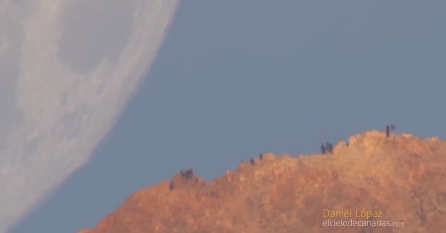 Ảo giác Mặt Trăng rơi xuống sau đỉnh núi lửa