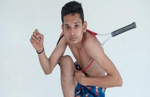 Chàng trai Ấn Độ có cơ thể uốn dẻo như cao su, uốn vai 360 độ và xoay cổ 180 độ