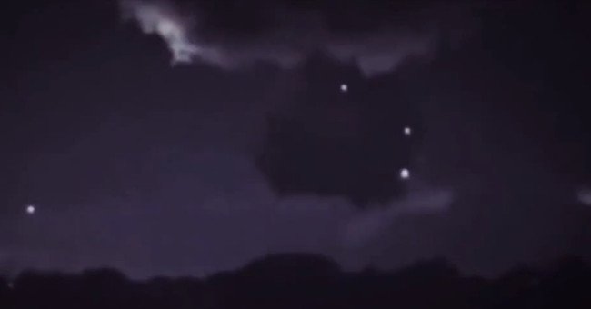 Chấm sáng cạnh đám mây giông nghi UFO thu năng lượng bão
