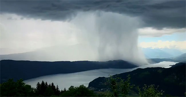 Bom mưa trút hàng tấn nước lên mặt hồ Áo