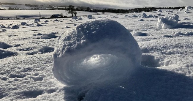 Khối tuyết cuộn tròn giữa cánh đồng Scotland