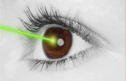 Hậu quả đáng sợ khi chiếu bút laser trực tiếp vào mắt