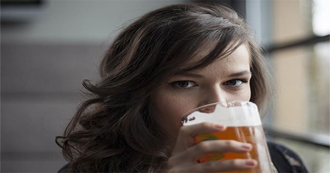 Phụ nữ sắp "qua mặt" đàn ông khoản rượu bia, điều gì xảy ra?