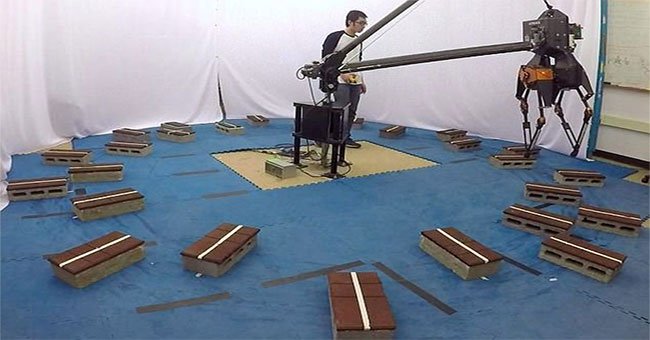 "Huấn luyện" thành công robot hai chân vượt địa hình phức tạp
