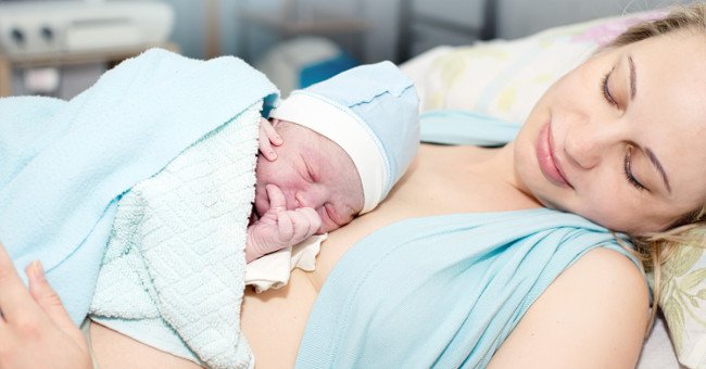 Sản phụ ôm con trong 60 phút sau sinh sẽ giảm nguy cơ băng huyết