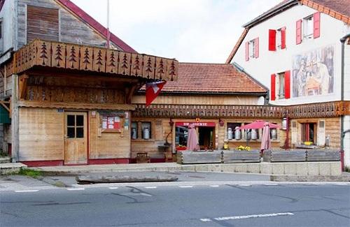 Khách sạn độc nhất hành tinh: Khách nằm ngủ ở Thụy Sĩ nhưng lại phải sang Pháp đi vệ sinh
