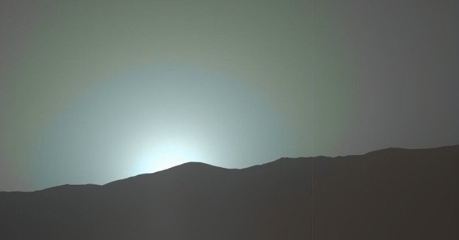 Hoàng hôn màu xanh trên bề mặt sao Hỏa