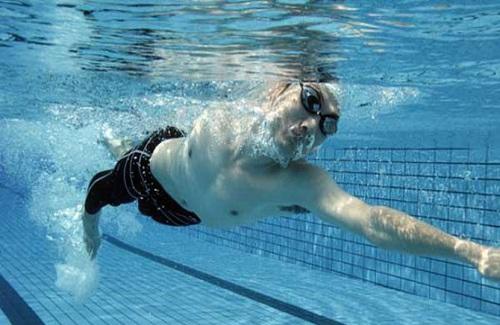 Sinh viên phát minh ba lô phản lực dưới nước, giúp bơi 12km/h
