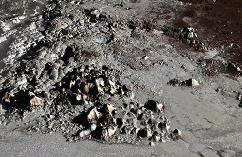 Kỳ bí loạt ngọn núi mới trên sao Diêm Vương được xác định