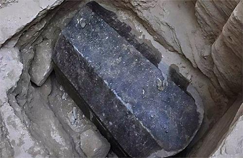 Hàng nghìn người đòi uống chất lỏng trong quan tài Ai Cập 2.000 năm