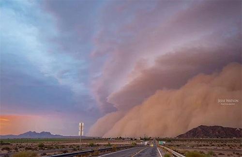Choáng ngợp với cảnh tượng cơn bão cát khồng lồ trên bầu trời Arizona, Mỹ