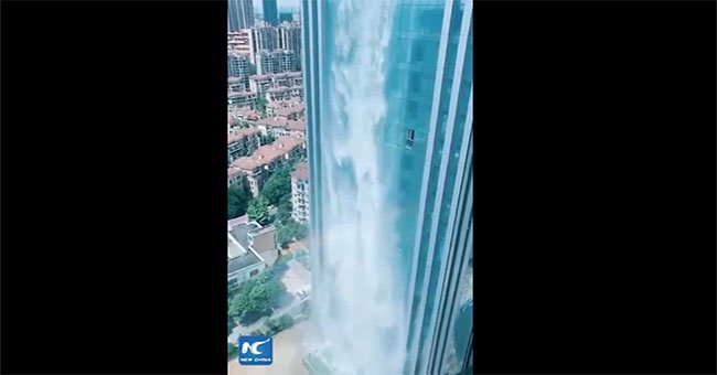 Thác nước hơn trăm mét đổ xuống từ tòa nhà chọc trời
