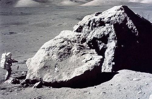 Vì sao NASA mang nhiều đất đá Mặt trăng về nhưng gần như chưa đụng đến?