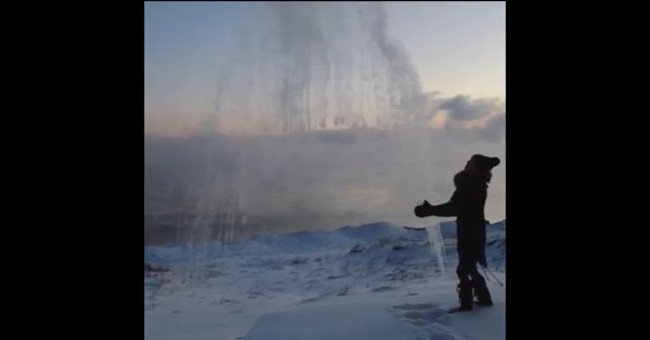 Video: Nước sôi đóng băng khi hất lên cao dưới trời âm độ