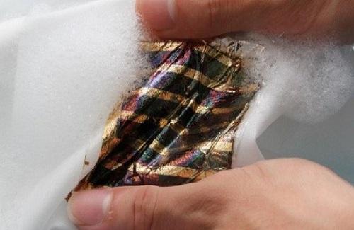 Nhật Bản phát triển pin mặt trời có thể giặt rửa như quần áo