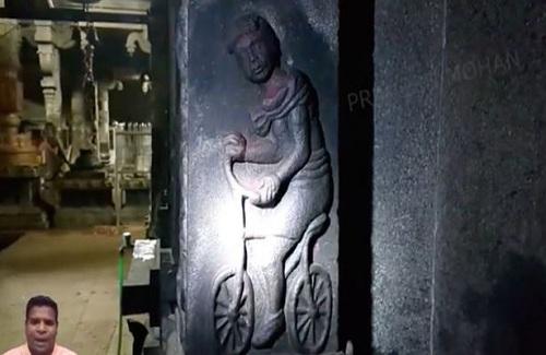Kỳ quái hình ảnh xe đạp trên tường ngôi đền 2.000 năm ở Ấn Độ