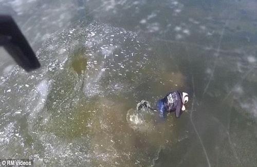 Video: Tự cứu mình giữa hồ băng bằng một cặp tua vít