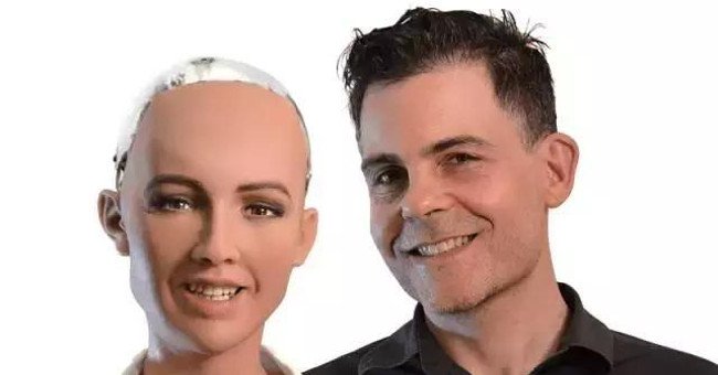 Cha đẻ robot Sophia: con người sẽ kết hôn với người máy năm 2045