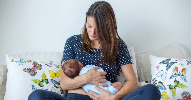 Người chuyển giới nữ đầu tiên trên thế giới nuôi con bằng sữa mẹ