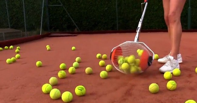 Video: Thiết bị giúp nhặt 60 quả bóng tennis trong giây lát