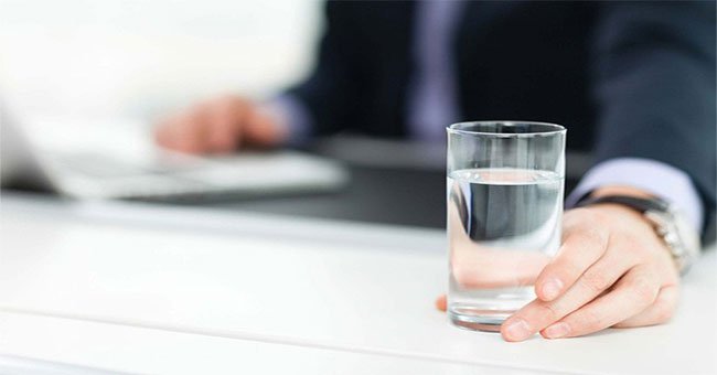 Nếu bị mất tập trung, có thể bạn cần uống nước trước khi thấy khát