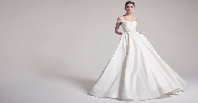 Tại sao váy cưới thường có màu trắng và hành trình biến đổi của váy cưới ít người biết
