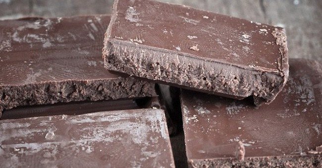 Phát hiện mảng trắng trên bề mặt chocolate, bạn ăn tiếp hay vứt bỏ chúng?