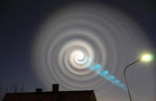 Vệt sáng hình xoắn ốc ma mị trên bầu trời Bắc Âu: Nhân tố bí ẩn nào đã tạo ra nó?