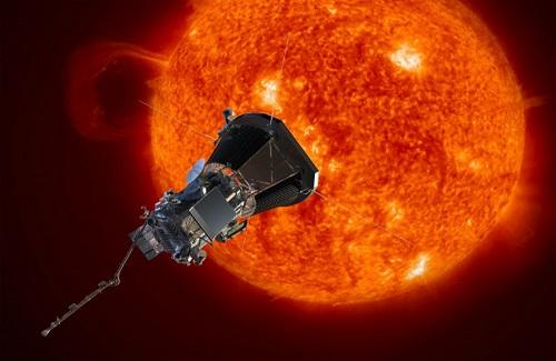 Tàu thăm dò Parker của NASA được đưa lên bệ phóng chuẩn bị cho hành trình tiếp cận Mặt Trời