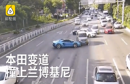 Chuyển làn vội, ôtô Honda đâm trúng siêu xe Lamborghini