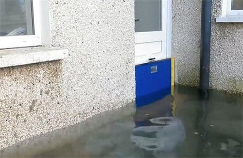 Tấm chắn di động ngăn nước lụt tràn vào nhà