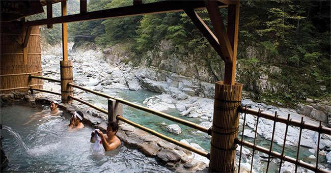 Nghi thức ít người biết về tắm suối nước nóng truyền thống của Nhật Bản