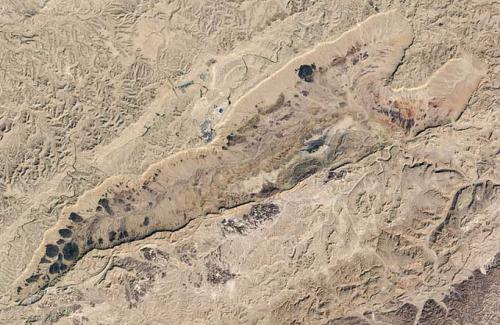 Hố trũng khổng lồ hình trái tim giữa sa mạc