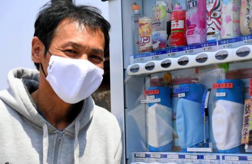 Dân Nhật đổ xô đi mua "khẩu trang tủ đông" để tránh nóng